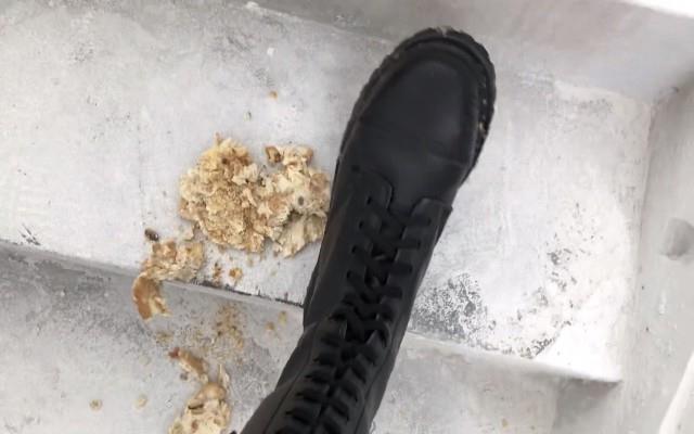 【爱秀套图】健身美女长靴楼道踩蛋糕面包制作狗粮 YC-250317-2