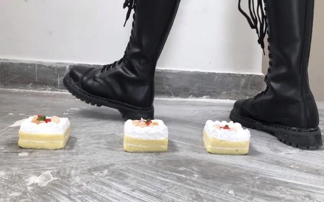 【爱秀套图】健身美女长靴楼道踩蛋糕面包制作狗粮 YC-250317-2