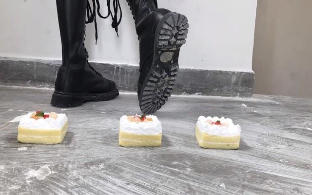 【爱秀套图】健身美女长靴楼道踩蛋糕面包制作狗粮 YC-250317-2