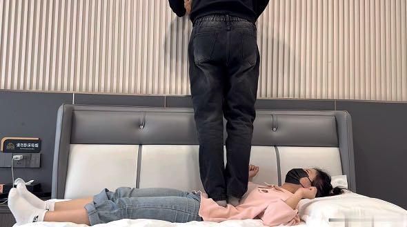 【爱秀套图】【素人高中生】裸足全体重踩头踩脖子 YC-250317-3