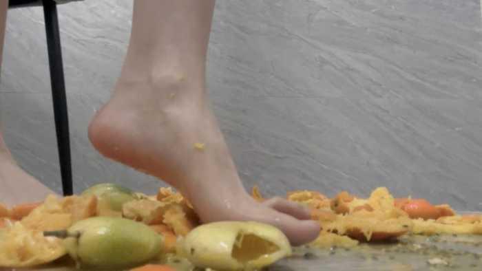 【爱秀套图】【莓子】裸足榨汁各种水果 YC-250319