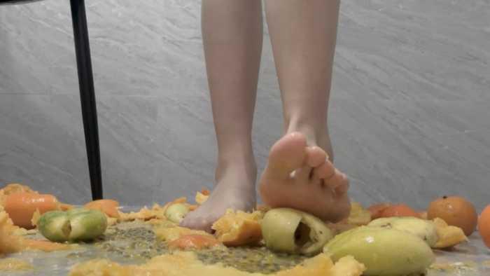 【爱秀套图】【莓子】裸足榨汁各种水果 YC-250319