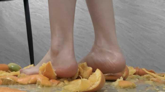 【爱秀套图】【莓子】裸足榨汁各种水果 YC-250319