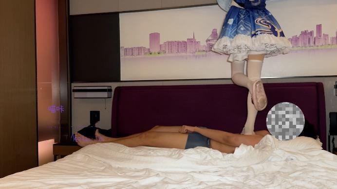 【爱秀套图】【喵咔】全体重 残忍 COS 踩头丨绫华高跟鞋拖鞋白丝残忍全体重踩头踩脸跳踩 ACYC-4374