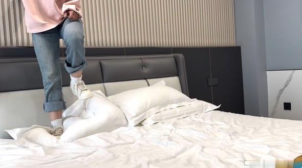 【爱秀套图】【素人高中生】可爱板鞋白袜踩枕头 YC-250317-8