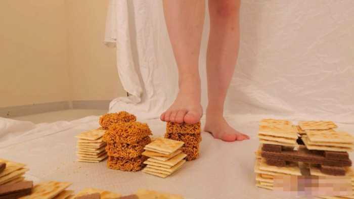 【爱秀套图】美女光脚踩点心 JS250322~5