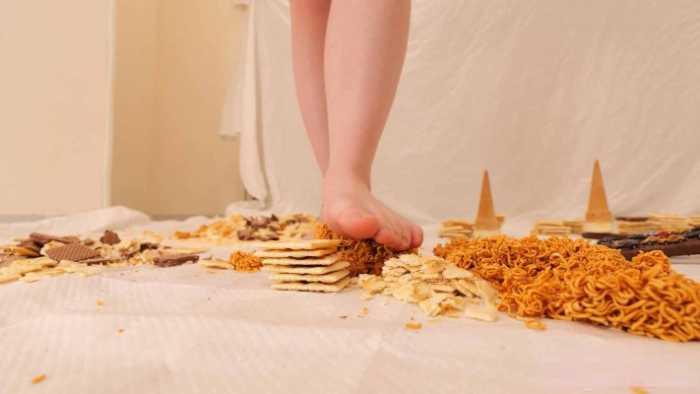 【爱秀套图】美女光脚踩点心 JS250322~5