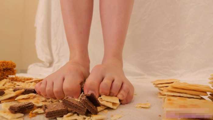 【爱秀套图】美女光脚踩点心 JS250322~5