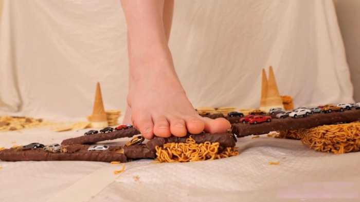 【爱秀套图】美女光脚踩点心 JS250322~5