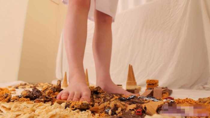 【爱秀套图】美女光脚踩点心 JS250322~5