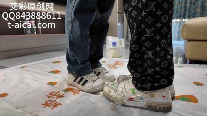 【爱秀套图】『chnnsct1818』清纯小情侣奴役老贱狗 YC-250318-4