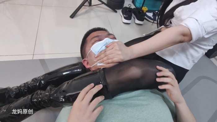 【爱秀套图】【龙妈】马油黑丝腿绞窒息粉丝 LM-010