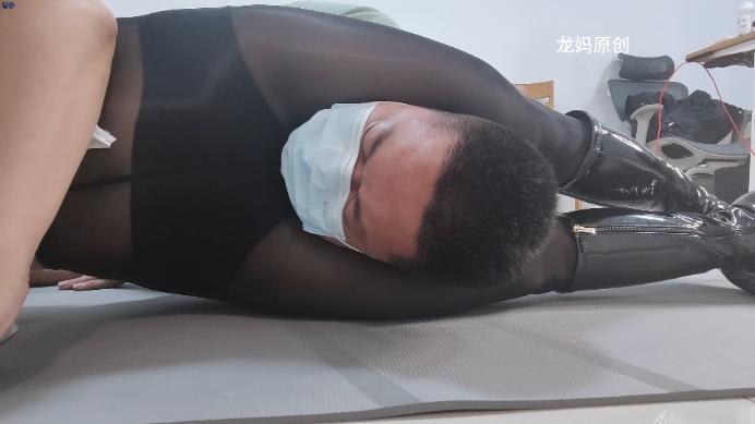 【爱秀套图】【龙妈】马油黑丝腿绞窒息粉丝 LM-010