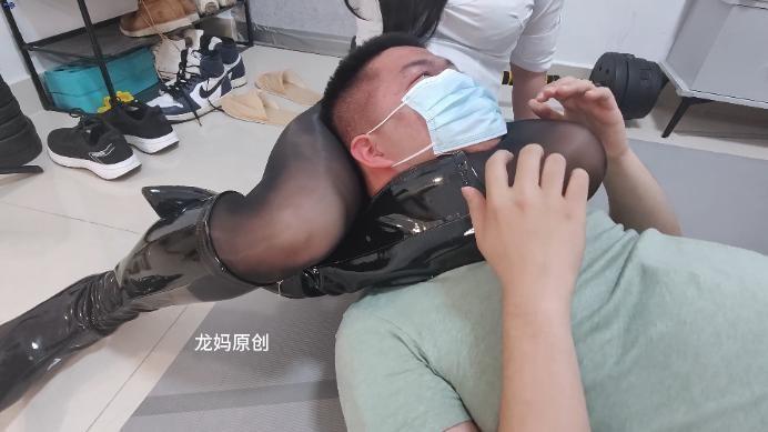 【爱秀套图】【龙妈】马油黑丝腿绞窒息粉丝 LM-010