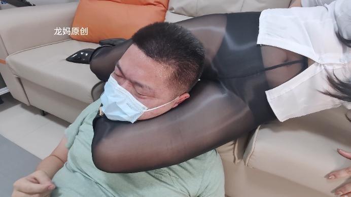 【爱秀套图】【龙妈】马油黑丝腿绞窒息粉丝 LM-010