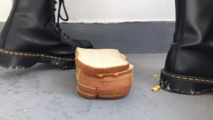 【爱秀套图】健身美女马丁靴楼道踩三明治香蕉面包制作狗粮 YC-250321-6