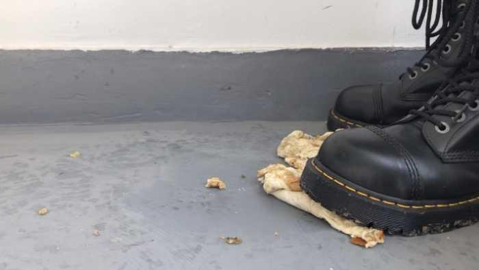 【爱秀套图】健身美女马丁靴楼道踩三明治香蕉面包制作狗粮 YC-250321-6