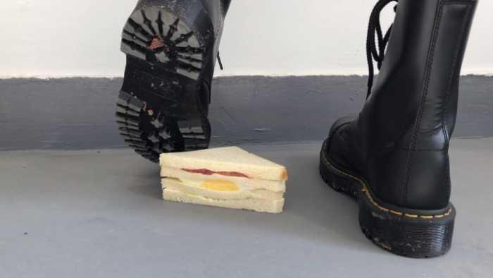 【爱秀套图】健身美女马丁靴楼道踩三明治香蕉面包制作狗粮 YC-250321-6