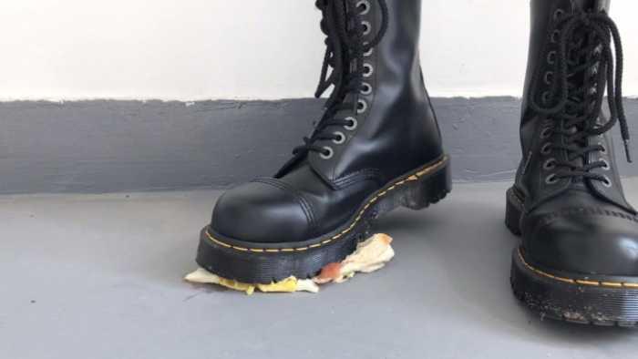 【爱秀套图】健身美女马丁靴楼道踩三明治香蕉面包制作狗粮 YC-250321-6