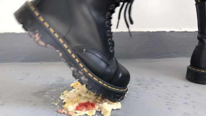 【爱秀套图】健身美女马丁靴楼道踩三明治香蕉面包制作狗粮 YC-250321-6