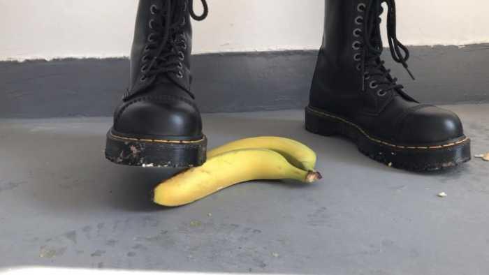 【爱秀套图】健身美女马丁靴楼道踩三明治香蕉面包制作狗粮 YC-250321-6