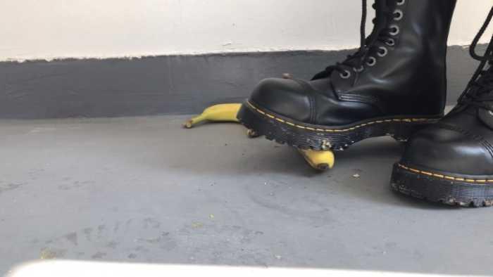 【爱秀套图】健身美女马丁靴楼道踩三明治香蕉面包制作狗粮 YC-250321-6