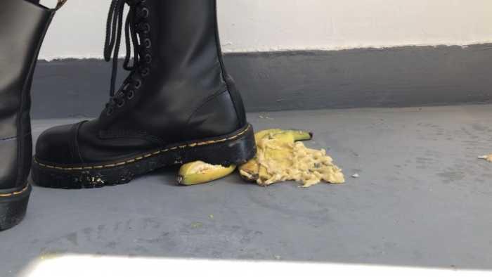 【爱秀套图】健身美女马丁靴楼道踩三明治香蕉面包制作狗粮 YC-250321-6