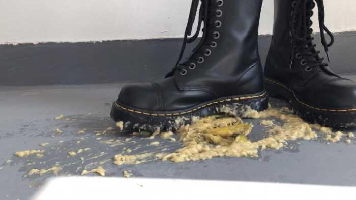 【爱秀套图】健身美女马丁靴楼道踩三明治香蕉面包制作狗粮 YC-250321-6