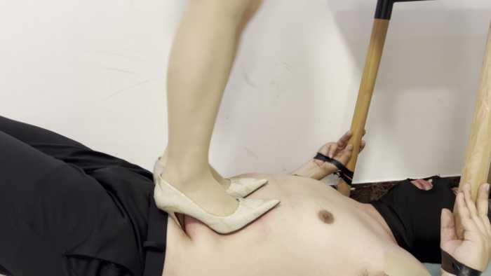 【爱秀套图】全程细跟高跟鞋狠踩 不给毯子任何休息时间 全身都是伤 YC-250325-7