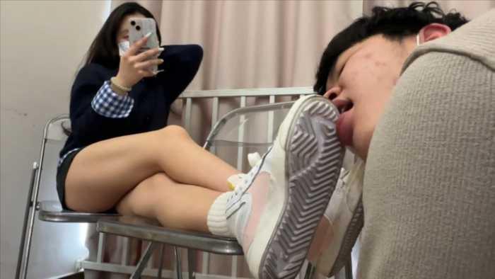 【爱秀套图】【208宿舍】家奴伺候起床清理鞋底 YC-250327-6