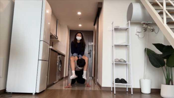 【爱秀套图】【208宿舍】家奴伺候起床清理鞋底 YC-250327-6