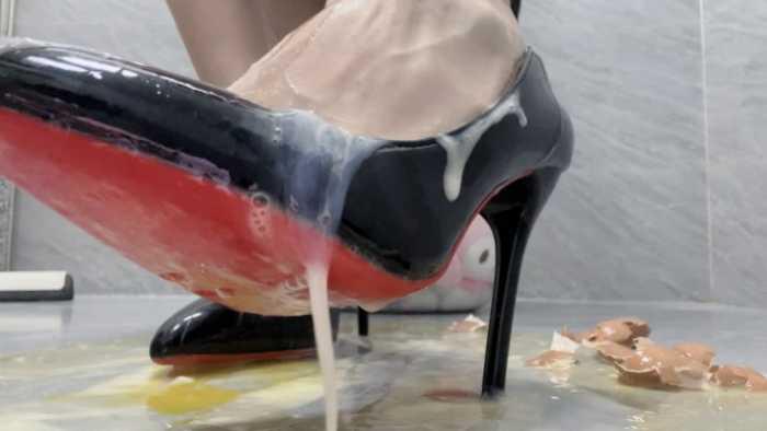 【爱秀套图】酷黑莓子高跟鞋内踩碎鸡蛋 YC-241103-2