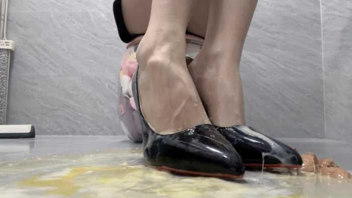 【爱秀套图】酷黑莓子高跟鞋内踩碎鸡蛋 YC-241103-2