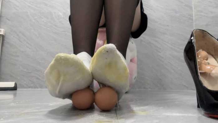 【爱秀套图】酷黑莓子高跟鞋内踩碎鸡蛋 YC-241103-2
