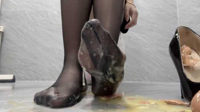 【爱秀套图】酷黑莓子高跟鞋内踩碎鸡蛋 YC-241103-2