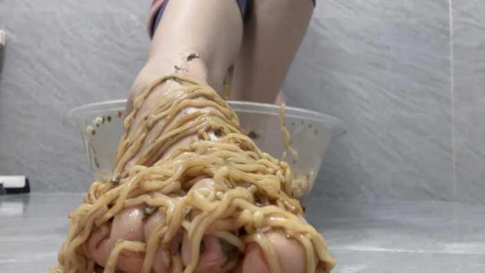 【爱秀套图】【莓子】光脚制作葱油拌面 YC-250328-3