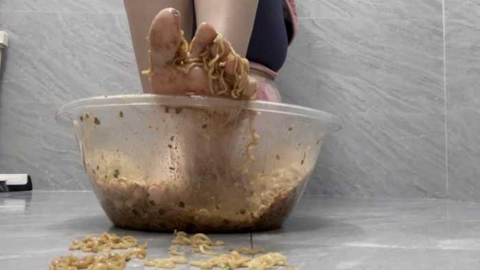 【爱秀套图】【莓子】光脚制作葱油拌面 YC-250328-3