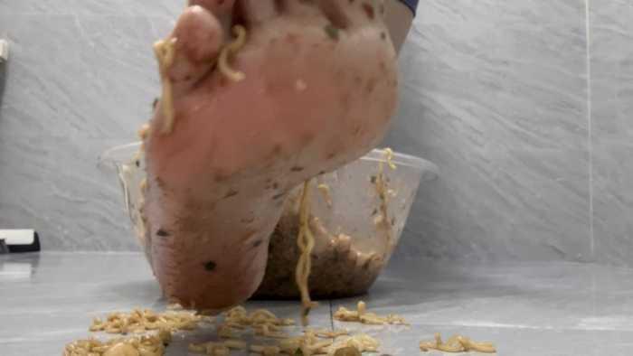 【爱秀套图】【莓子】光脚制作葱油拌面 YC-250328-3