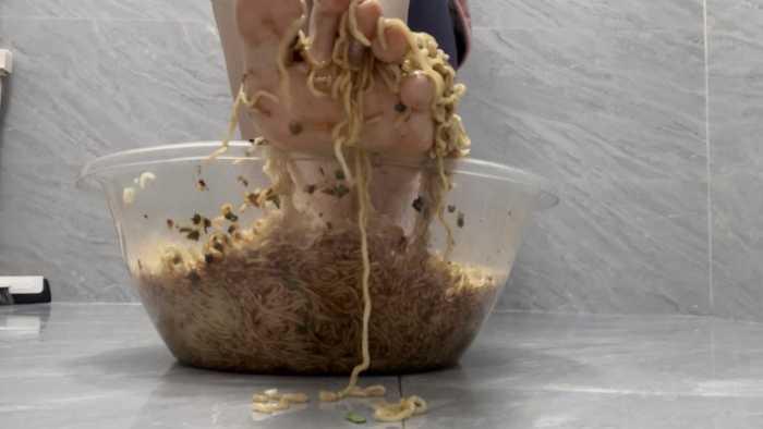 【爱秀套图】【莓子】光脚制作葱油拌面 YC-250328-3