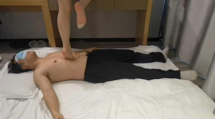 【爱秀套图】女大小蕊肉丝踩肚子踩胃来回跳 YC-250328