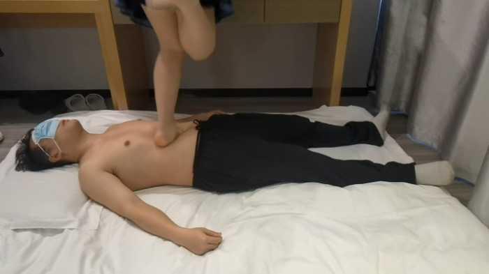 【爱秀套图】女大小蕊肉丝踩肚子踩胃来回跳 YC-250328