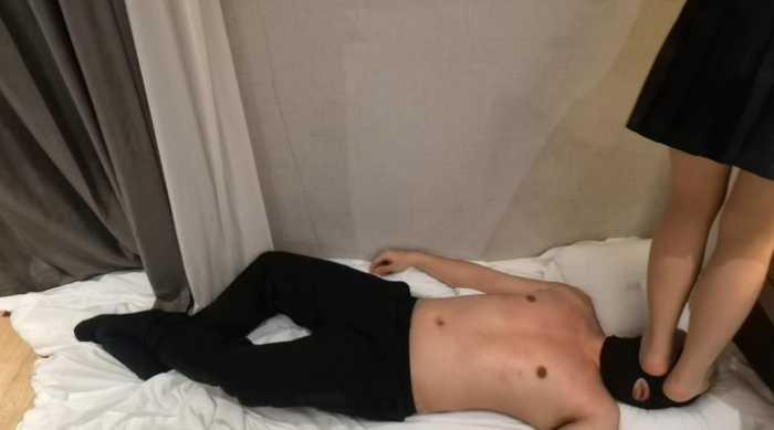 【爱秀套图】女大小蕊的肉丝随意踩 YC-250328-2