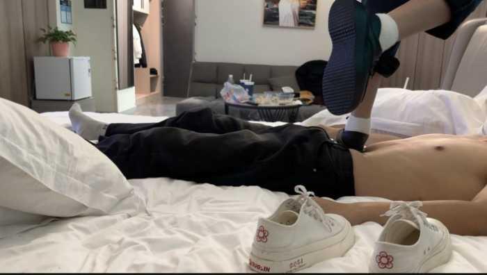 【爱秀套图】【素人研究生与闺蜜双踩】双人板鞋与白袜跳踩 YC-250328-6