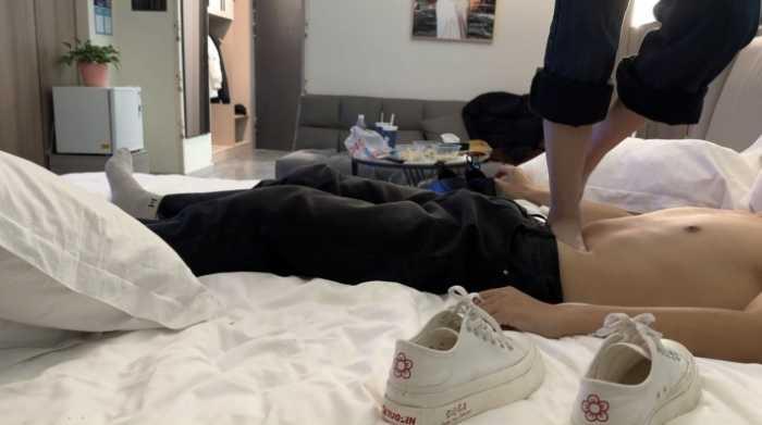 【爱秀套图】【素人研究生与闺蜜双踩】双人板鞋与白袜跳踩 YC-250328-6