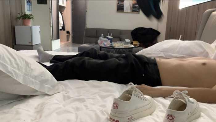 【爱秀套图】【素人研究生与闺蜜双踩】双人板鞋与白袜跳踩 YC-250328-6