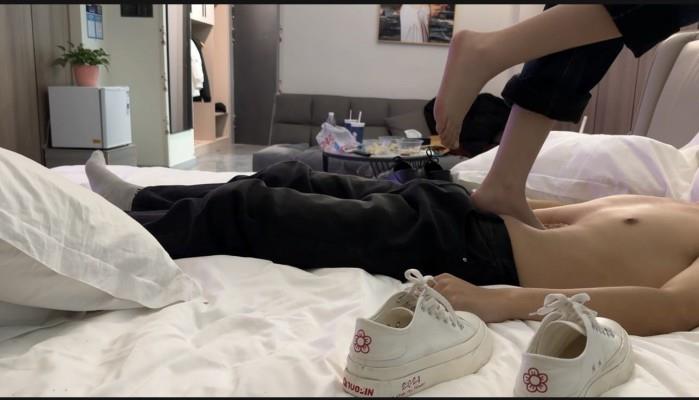 【爱秀套图】【素人研究生与闺蜜双踩】双人板鞋与白袜跳踩 YC-250328-6