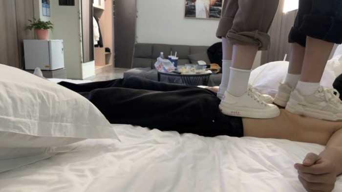 【爱秀套图】【素人研究生与闺蜜双踩】双人板鞋与白袜跳踩 YC-250328-6