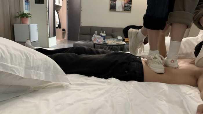 【爱秀套图】【素人研究生与闺蜜双踩】双人板鞋与白袜跳踩 YC-250328-6