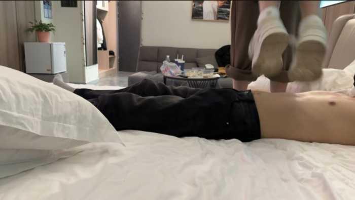 【爱秀套图】【素人研究生与闺蜜双踩】双人板鞋与白袜跳踩 YC-250328-6