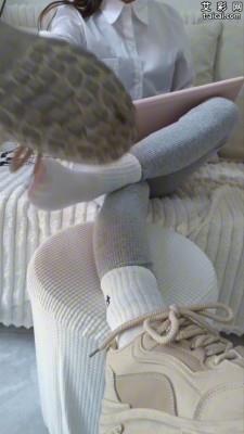 【爱秀套图】【啦啦啦】运动鞋白袜女巨人专访 ACYC-4431